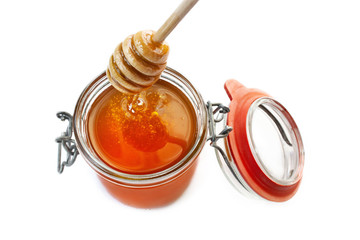 Słoik z miodem na białym tle