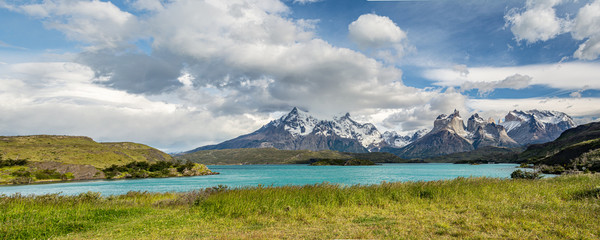 panoramica de un lago en Torres del Paine, Chile 