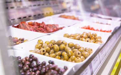 Frische Oliven beim Feinkosthändler