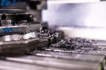 Metall Späne auf der Fräsmaschine / Industrielle CNC Fertigung