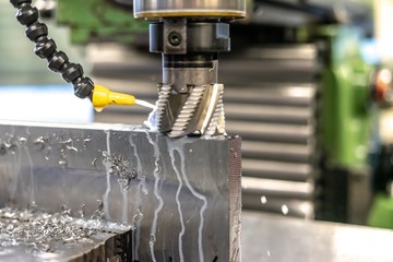 Fr&auml;ser bearbeitet den Metall Werkstoff in der Fabrik 