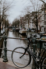 Fototapeta na wymiar Soirée sur les canaux d'Amsterdam