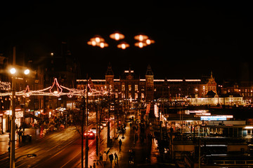 Fototapeta na wymiar Vue sur la gare d'Amsterdam de nuit