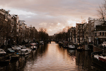 Fototapeta na wymiar Coucher de soleil en hiver à Amsterdam