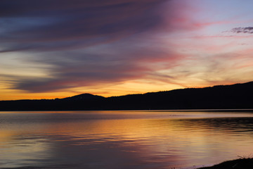 Obraz premium beautiful sunset on lake bolsena