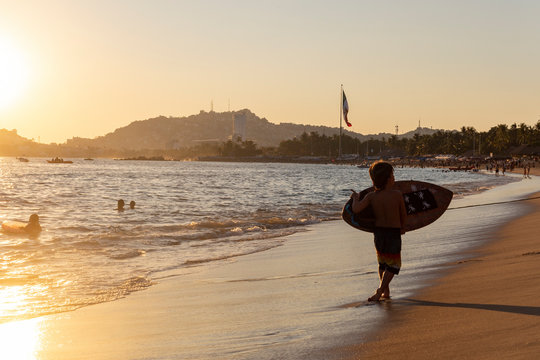 Ni&ntilde;o aprendiendo a surfear en playas de Acapulco