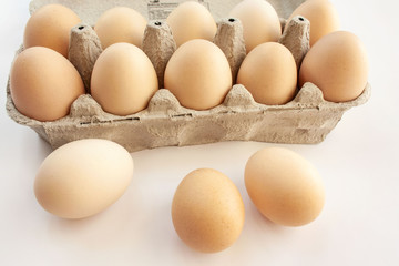  Ekologiczne, wiejskie jaja na białym tle © Monika