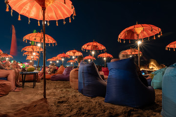 longue exposition des chaises de bar de plage de kuta la nuit