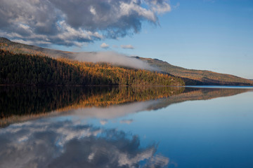 Fototapeta na wymiar Swan Lake Autumn mists