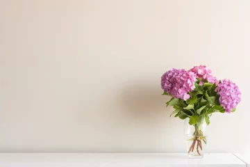 Poster Roze hortensia bloemen met groene bladeren in glazen vaas op wit zijbord tegen neutrale muur achtergrond © Natalie Board