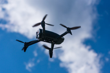 Dron volando en el cielo vista desde abajo