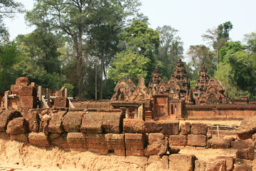 Fototapeta premium Temple architecture, sculptures and big trees in Southeast Asian countries
