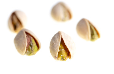 Obraz na płótnie Canvas Ripe pistachios nuts isolated on a white background