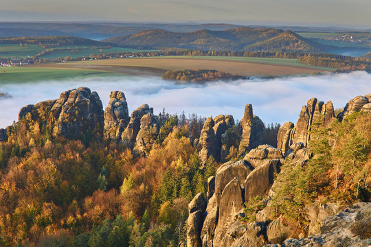 Deutschland, S&auml;chsische Schweiz: Morgenstimmung am Schrammtor mit Nebel im Herbst