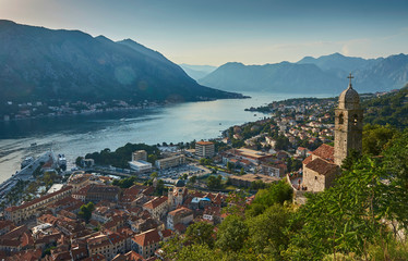 Fototapeta na wymiar Panorama von der Festung auf die Altstadt und Bucht. Kotor, Montenegro.