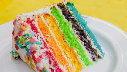 Un trozo de pastel arcoirirs (una apetecible y deliciosa tarta para fiestas).