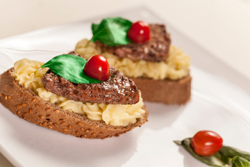 Steak with mashed potatoes finger food