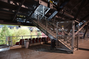 Treppe, Stiege, Stufen, Geländer, Gitter, Aufstieg, Öffnung, Nacht, Tag, Licht, Beleuchtung, Licht, Schatten, Stadion, Fußball, Tribüne, Rang, Sektor, Tür, Tor, Gitter, Absperrung, gesperrt, Geometrie © TRFilm