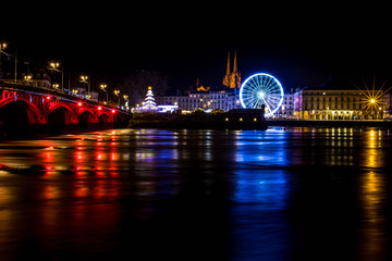 Fototapeta na wymiar Ville de Bayonne de nuit avec éclairage de noël 