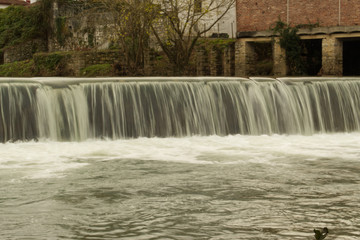 Cascade chute d'eau de rivières de ruisseaux et à côté de moulins ou dans des lavoirs