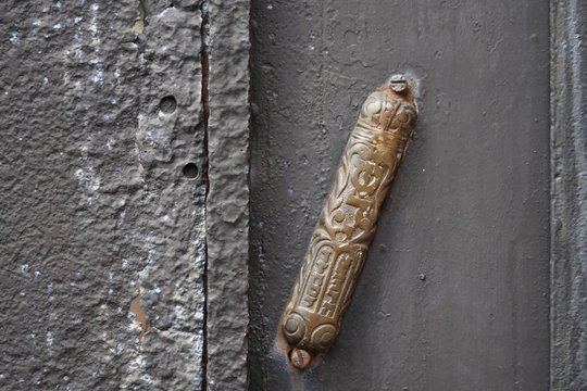 J&uuml;dische Schriftkapsel an einem Tor