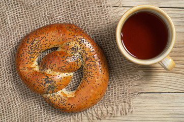 Pretzel with poppy seeds and tea