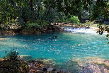 Fototapeta na wymiar Kaskady Agua Azul w Meksyku