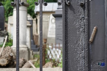 Friedhofstor des Jüdischen Friedhofs an Okopowa-Straße (Warschau) mit Schriftkapsel