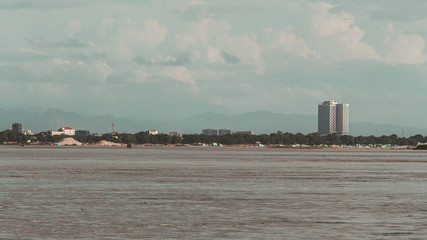 Naklejka premium Building on the river and mountains in background