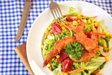 Fried Shrimp salad. Shrimp with bread crumbs Fried Served with mixed vegetable salad.