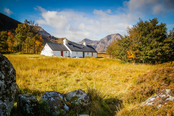 Cottage in the Scottish Highlands - obrazy, fototapety, plakaty