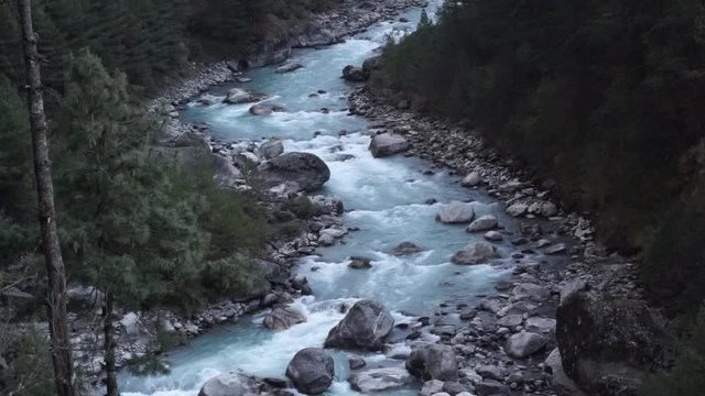 Video The river is hurling to hit a large rock