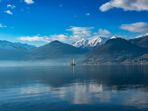 Single sail boat on Lake Como © Nikokvfrmoto