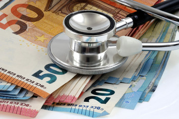 Stéthoscope et billets de banque en euro