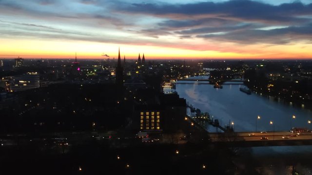 Sonnenaufgang &uuml;ber Bremen mit Windenergie am Horizont