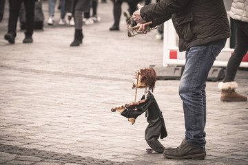 Puppen Spieler Marionette in der Fußgänger Zone