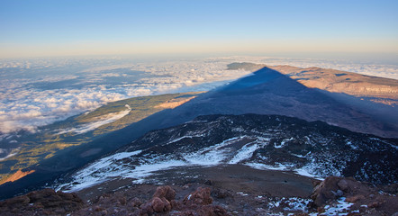 Naklejka na ściany i meble Schatten des Pico del Teide im Sonnenuntergang mit Wolken, Blick nach Nordost