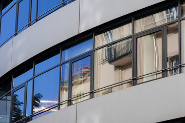 Fassade mit viel Glas vom Bürogebäude mit Spiegelung und Reflektion in Immobilien