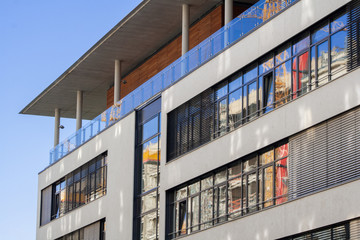 Fassade mit viel Glas vom Bürogebäude mit Spiegelung und Reflektion in Immobilien
