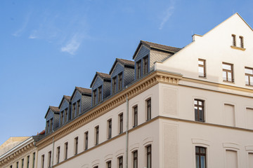 Fototapeta na wymiar Wohnhaus Fassade Fenster Mehrfamilienhaus in Leipzig