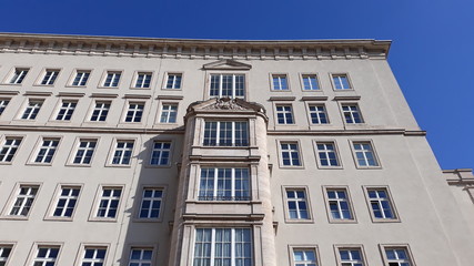 Fassade vom historischen Altbau, altes Gebäude in Leipzig und blauer Himmel. Immobilien und Wohnung