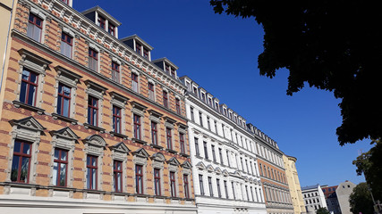 Fassade vom historischen Altbau, altes Gebäude in Leipzig und blauer Himmel. Immobilien und Wohnung