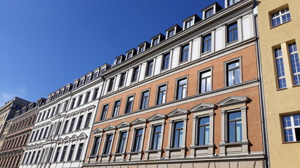 Fototapeta na wymiar Fassade vom historischen Altbau, altes Gebäude in Leipzig und blauer Himmel. Immobilien und Wohnung