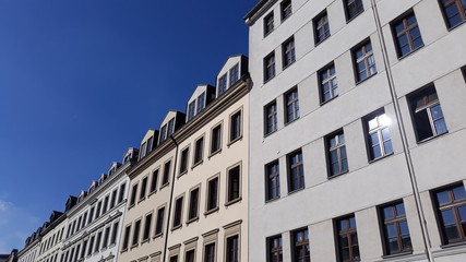 Obraz premium Wohnhaus Fassade Fenster Mehrfamilienhaus in Leipzig