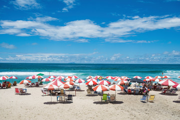 Bela praia tropical, cadeiras e guarda sol