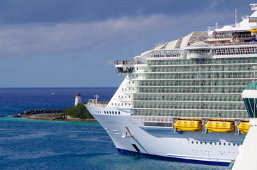 Grösstes Kreuzfahrtschiff der Welt - Largest biggest gigantic cruise ship vessel in the world	