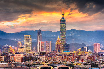 Fototapeta na wymiar Taipei, Taiwan Cityscape at Dusk