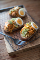 たまごとニンジンサラダのオープンサンド