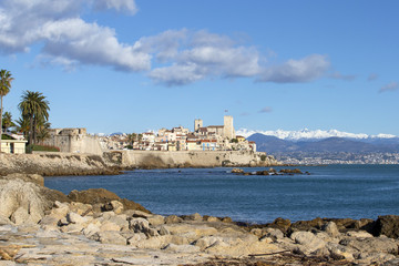 Fototapeta na wymiar The medieval town of Antibes in the south of France with the alps in the background