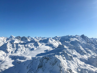 Fototapeta na wymiar View of the alpes in winter covered in snow